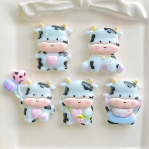 Schattige hars koe bedels close-up detail, perfect voor DIY telefoonhoesjes en handwerk.