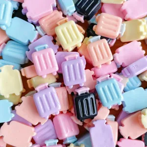 Bunte Mini Koffer Harz Charms Flachruecken fuer DIY Handyhuelle Basteln und Haarschmuck.