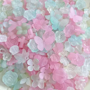 Mix di perline in resina smerigliata pastello, ciondoli fiori e farfalle fai da te per cover.