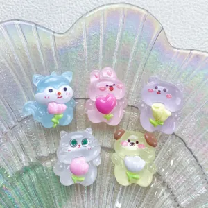 Primo piano di ciondoli di animali in resina luminosa colorata per decorazione e fai da te.
