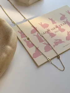 Collier ras de cou doré détail, bijou de mode minimaliste élégant chaîne délicate.
