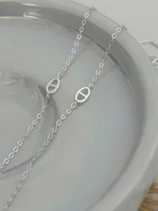 Gros plan détaillé du collier chaîne ancre en argent S925, design de maillons exquis, épuré.