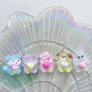 Ciondoli animali in resina luminosa con fiori, simpatici accessori fai da te per custodie di telefoni.