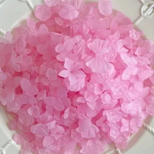 Mix di ciondoli in resina opaca rosa, farfalla, fiore e fiocco per custodia DIY.