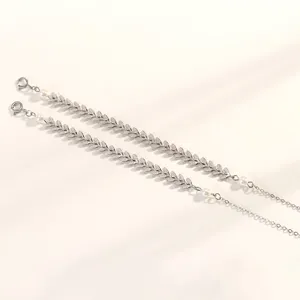 Detalle de tobillera perla hoja trigo plata esterlina S925, joya de pie elegante