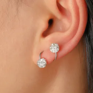 Detalle de pendientes de tuerca con bola de circonita brillante, diseño en S, plateado.