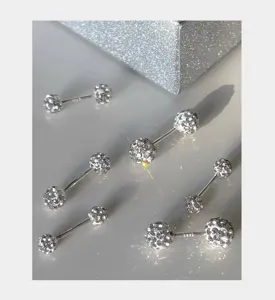 Pendientes de tuerca con cuentas de cristal brillante plata S999, vista de detalle.
