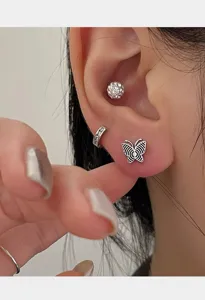 Vista detallada de pendientes de tuerca con mariposa y bola de cristal de plata esterlina s999.