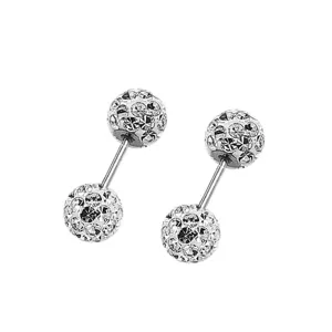 Primer plano detallado de pendientes de tuerca con bola de cristal pavé de plata y estrases.