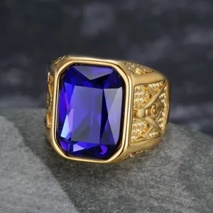 Dettaglio di un anello massonico in acciaio dorato con una grande pietra blu fine
