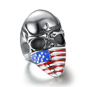 Detailansicht eines markanten Totenkopfrings mit US-Flaggen-Maske aus kühlem Edelstahl