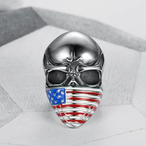 Nahaufnahme eines Totenkopfrings aus Titanstahl mit Emaille-Maske im US-Flaggen-Design
