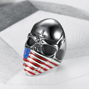 Detailansicht eines Herren-Totenkopfrings aus Titanstahl mit US-Flaggen-Maskendesign