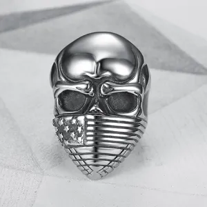 Detailansicht eines Totenkopfrings aus Edelstahl mit US-Flaggen-Maske für Herren