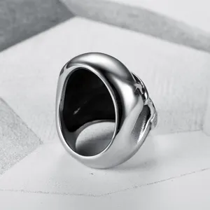 Nahaufnahme eines Herren-Totenkopfrings aus poliertem Titanstahl mit Seitenprofil-Details