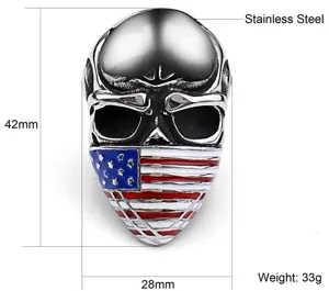 Detaillierte Ansicht eines Totenkopfrings aus Edelstahl mit US-Flaggen-Design