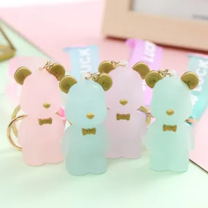 Mignon porte-clés ours en résine avec nœud papillon, accessoires colorés pour sacs et clés.