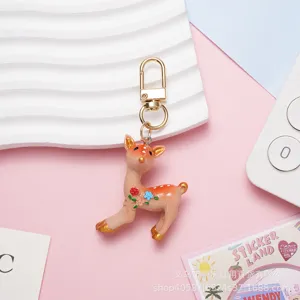 Simpatico portachiavi in resina a forma di cerbiatto, adorabile ciondolo cervo per chiavi e borse.
