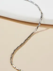 Detailopname van een minimalistische zilveren titanium stalen ketting textuur