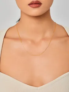Gedetailleerde close-up van een minimalistische goudkleurige titanium stalen ketting