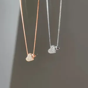 S925 plata de ley doble corazon diamante colgante collar primer plano vista detalle