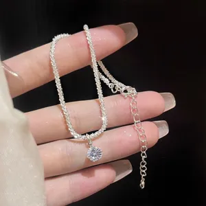 Detalle en primer plano de la tobillera de plata S925 con cadena brillante y colgante solitario.