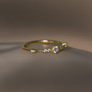 Anillo delicado de plata esterlina 925 con cristales brillantes, joya elegante y minimalista.