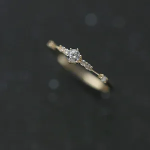 Anillo delicado de plata esterlina 925 con circonitas brillantes para mujeres elegantes.