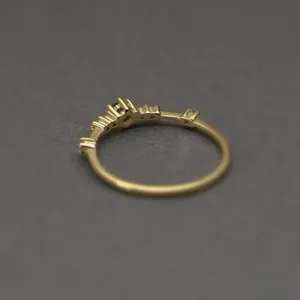 Anillo fino de plata de ley 925 con delicados detalles de piedra, diseño elegante.