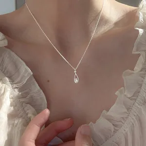 Detalle collar gota diamante plata S925, delicada joya cadena clavícula para mujer elegante