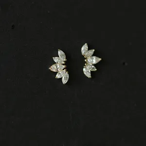Detalle de primer plano de pendientes de tuerca corona diamante plata S925, diseño abanico.