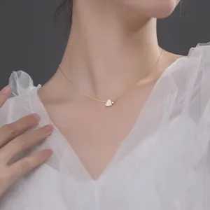 Delicado collar de doble corazón de plata s925 para mujer, elegante cadena de clavícula minimal.