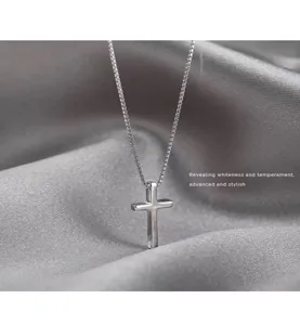 Gedetailleerd overzicht van de zilveren kruis halsketting hanger, fijn minimalistisch.
