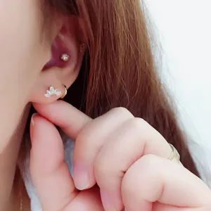 Vista detallada de pendientes de corona en plata S925, diseño exquisito y gran brillo.