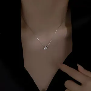 Collar de cadena con doble corazon de plata S925 y diamantes, detalle elegante.