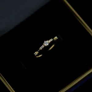 Primer plano detallado de la elegante sortija de plata 925 con piedras brillantes.