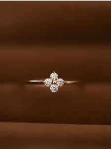 Detailed close-up view of the exquisite sterling silver four-leaf clover ring sparkle.