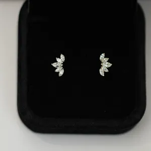 Pendientes de botón corona diamante plata S925, detalle diseño abanico minimalista.