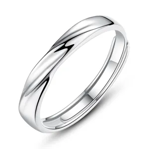 Vista detallada del anillo de pareja en plata fina 999 con un acabado brillante y curvado.