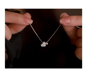 Collar con colgante de doble corazón de plata para mujer, elegante joya de cadena.