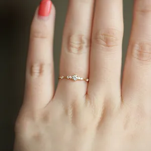 Anillo fino de plata de ley 925 para mujer con siete pequeñas piedras brillantes y elegantes.