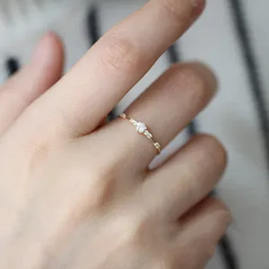 Detalle en primer plano de un anillo fino de plata esterlina 925 con piedras brillantes.