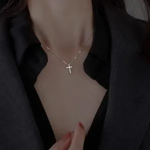 S925 zilveren gladde kruis ketting voor vrouwen, elegante minimalistische sleutelbeenketting.