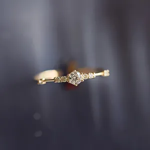 Anillo delicado de plata esterlina 925 con siete diamantes parpadeantes, joyería elegante.