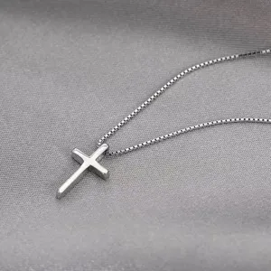 S925 sterling zilver glad kruis hanger ketting delicate detail close-up weergave