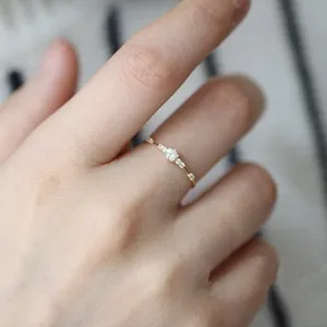 Detalle de anillo fino de plata esterlina 925 exquisito con pequeñas piedras brillantes.