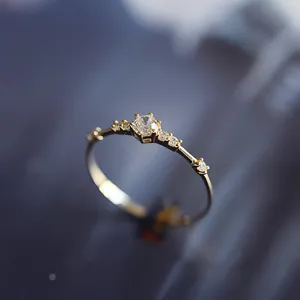 Anillo fino de plata esterlina con piedras brillantes en vista detallada para mujeres.