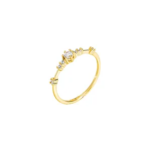 Exquisito anillo minimalista de plata esterlina 925 con circonitas brillantes y finas.