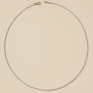 Detailopname van een minimalistische zilveren titaniumstalen vossenstaartketting