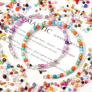 Perline di vetro colorate e set di accessori per bracciali DIY fatti a mano in dettaglio.